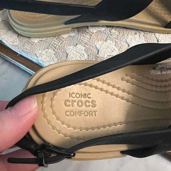 CROCS Classic Tulum Strappy Sandals Flat Rubber Tan and Black Women's Size 8 EUC - Picture 5 of 9